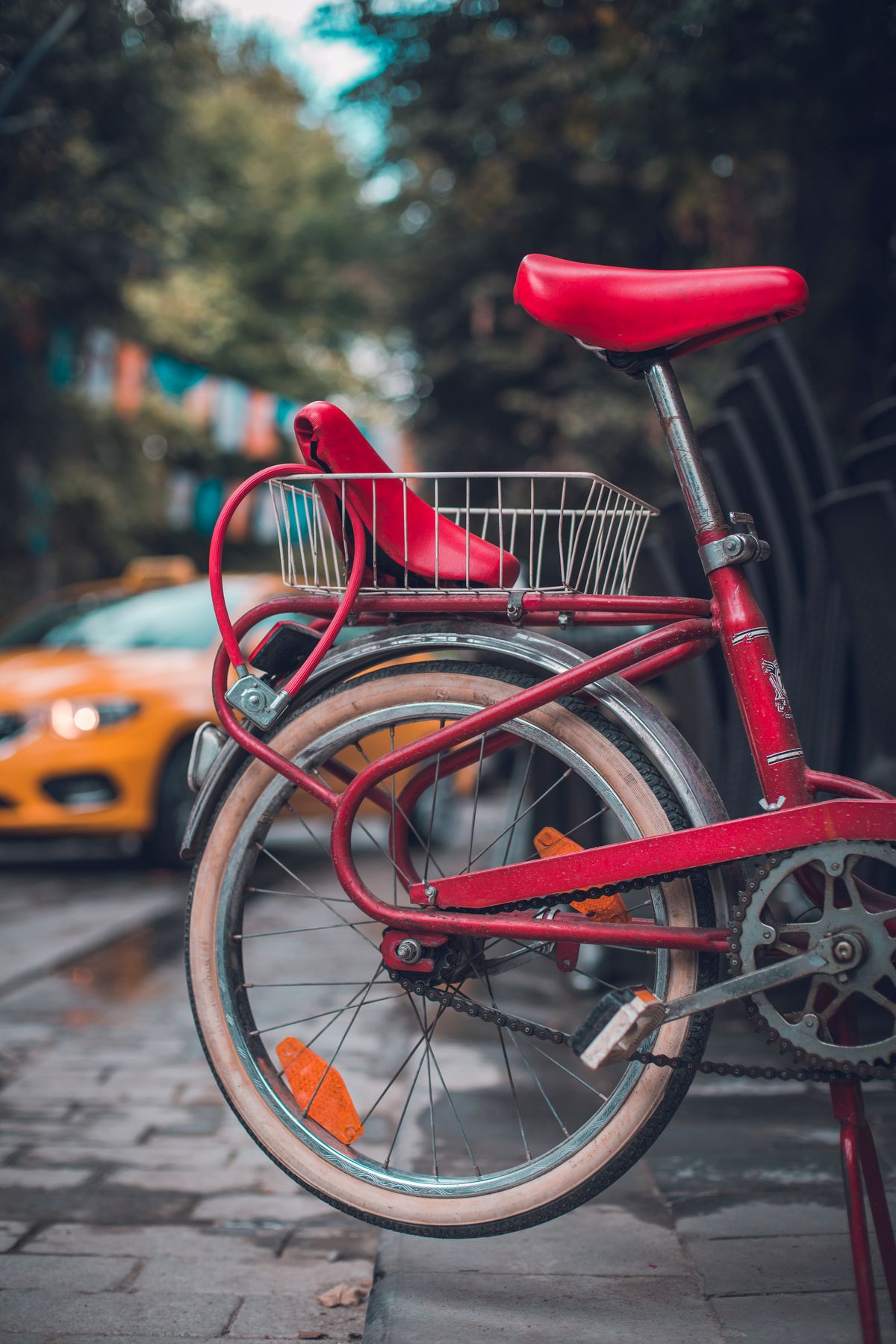 Rotes Fahrrad am Straßenrand