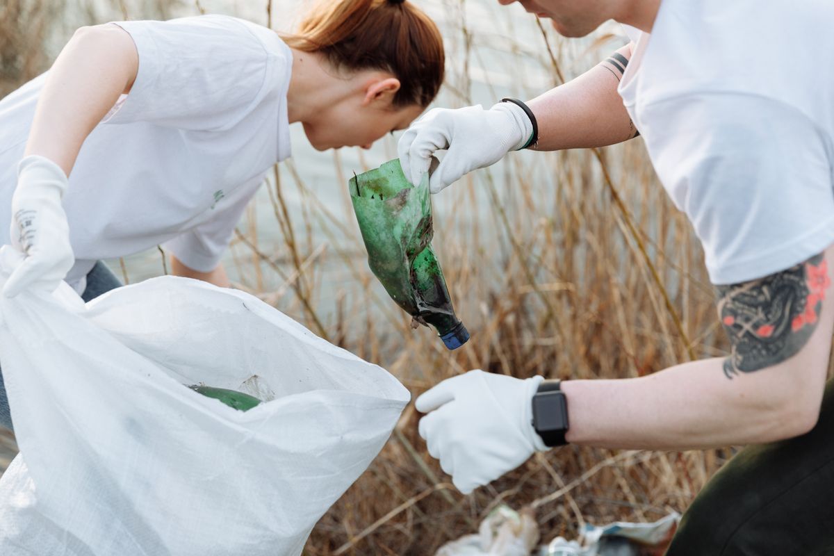 Zwei Freiwillige sammeln Plastikmüll in der Natur
