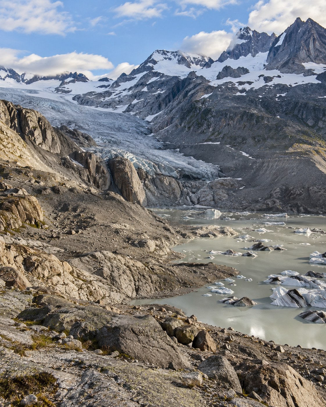 Berglandschaft mit zurückgewichenem Gletscher und kahlen Felsen